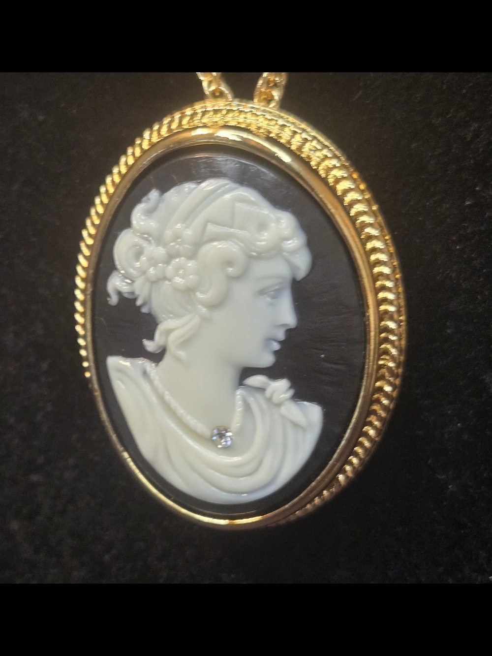 Vintage Cameo Necklace, brooch. 24" Chain - Picture 2 of 9